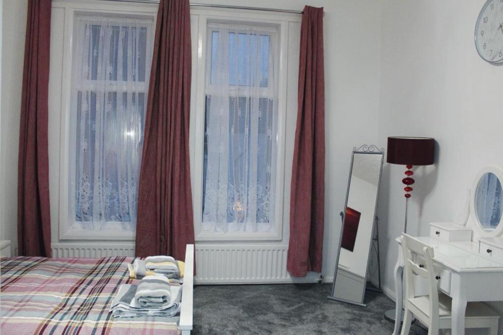2 Bed 1St Floor Apartment-Own Entrance & Parking Портцмаус Экстерьер фото