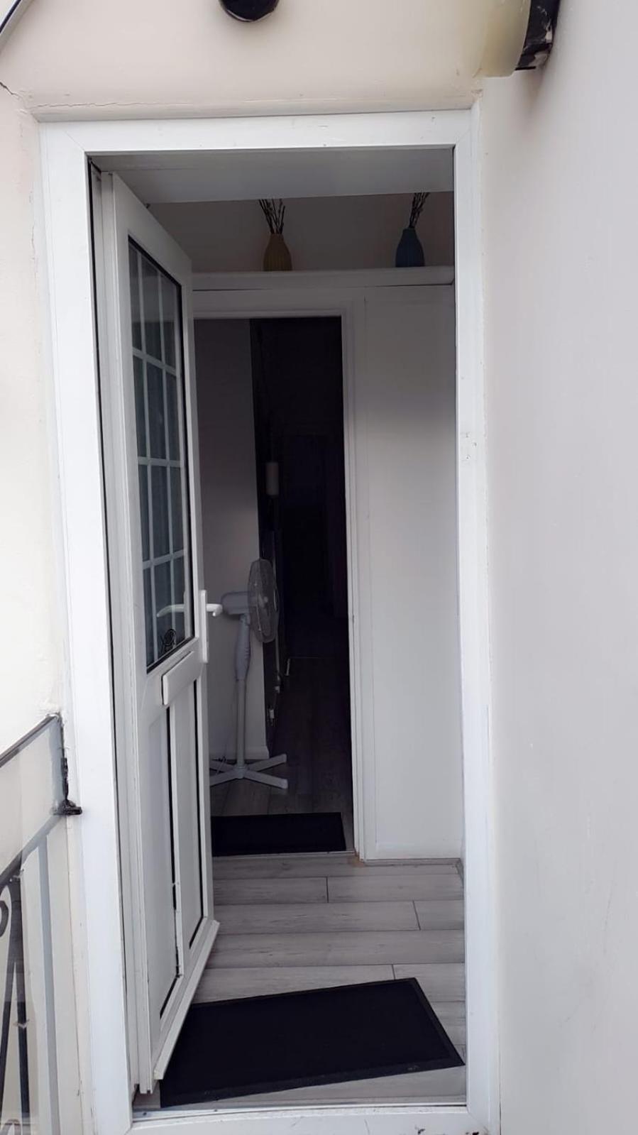 2 Bed 1St Floor Apartment-Own Entrance & Parking Портцмаус Экстерьер фото